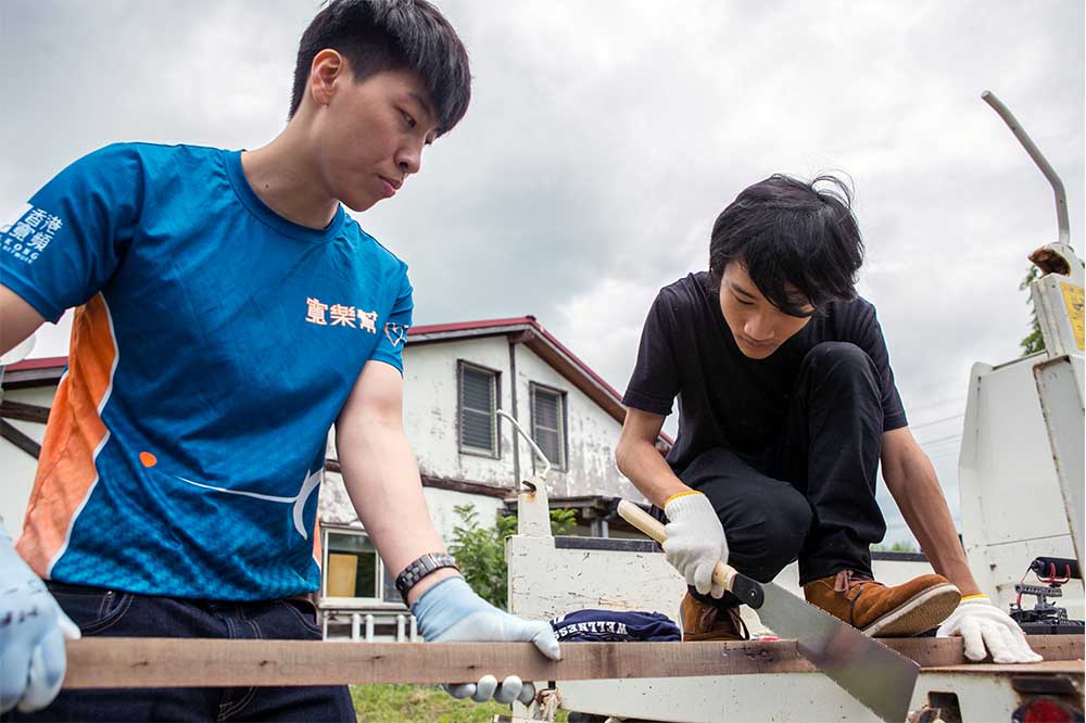 HKBN Talent volunteers share feedback to help students with their prototype development. 