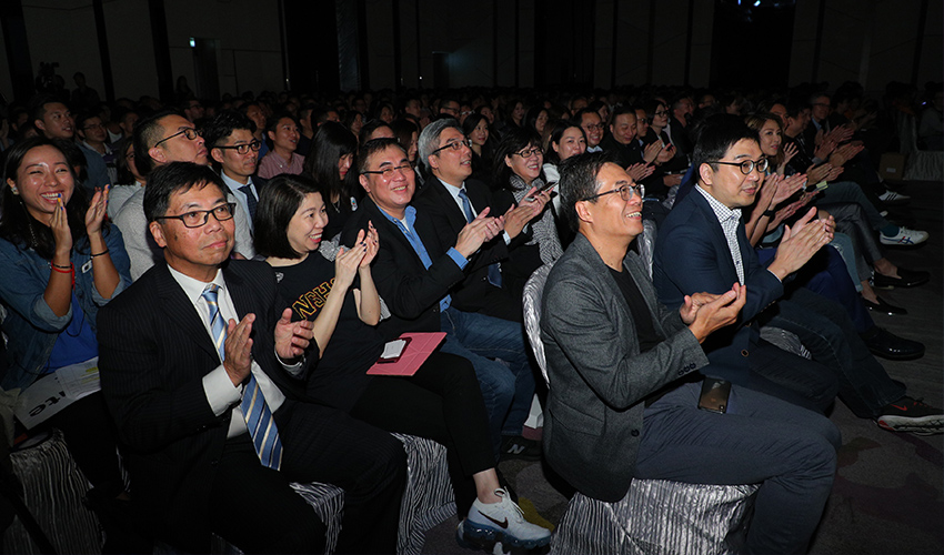 HKBNers and guests applaud with excitement in reaction to the unprecedented customer value offered by our all-new service. 