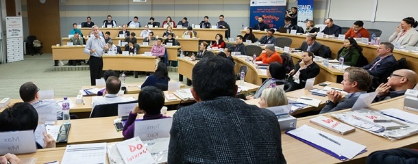 A full house of top business leaders captivated by award winning Kellogg School of Management Prof. J. Keith Murnighan