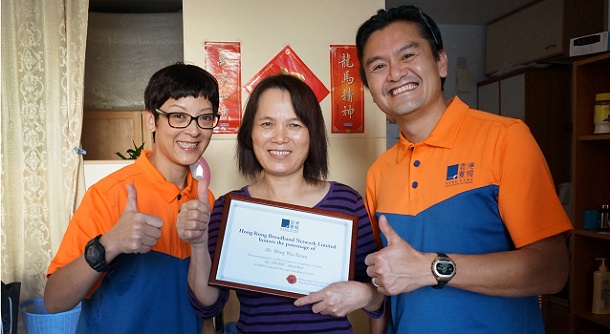 Co-Owners Cindy and NiQ represent HKBN to visit our 700,000th subscriber Ms Wong at her home in Aberdeen