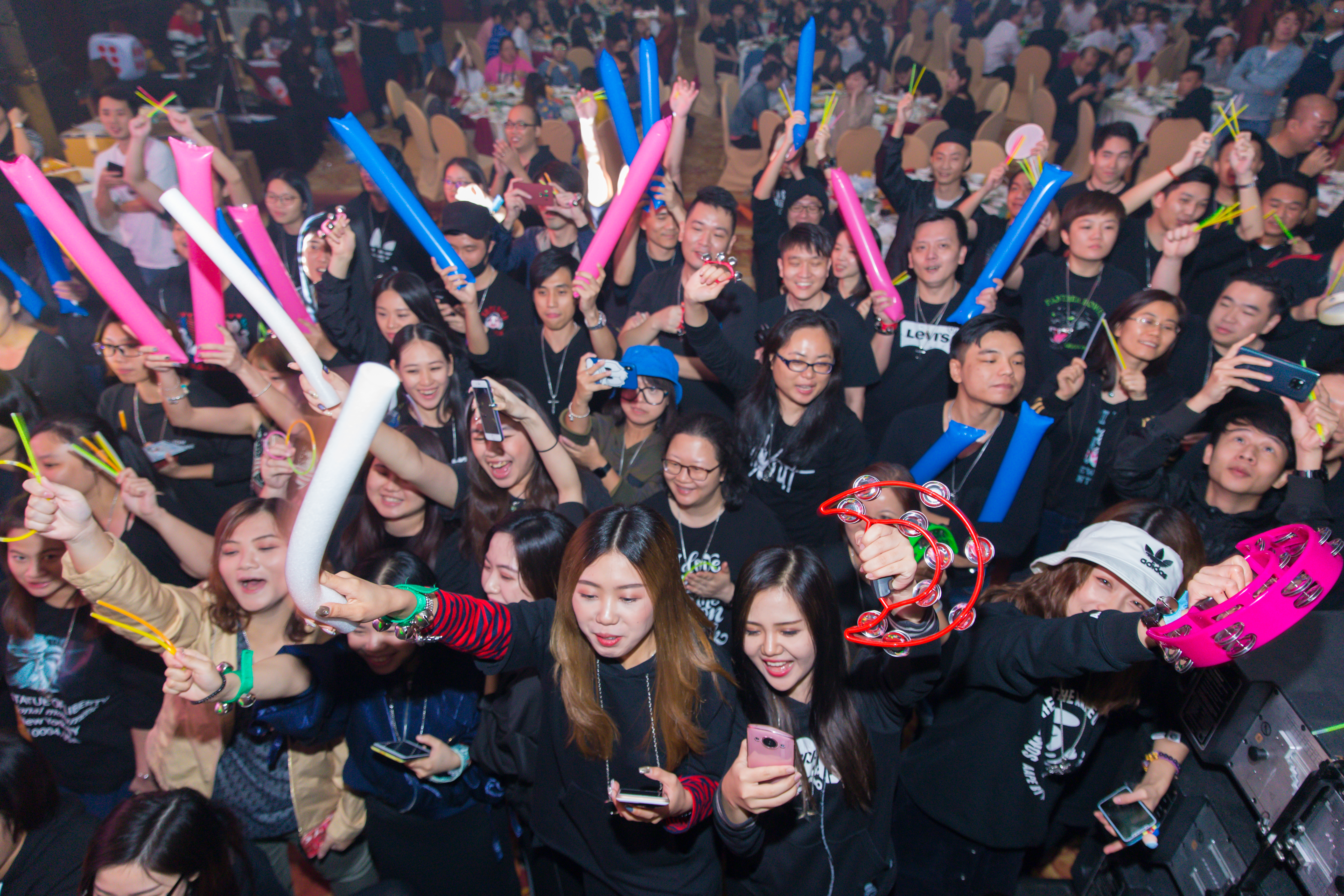 Throughout the evening, our Guangzhou Talents voiced their excitement with thunderous cheers and applause!    
